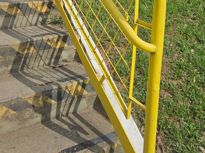 Escada com guarda-corpo e sinalização no piso